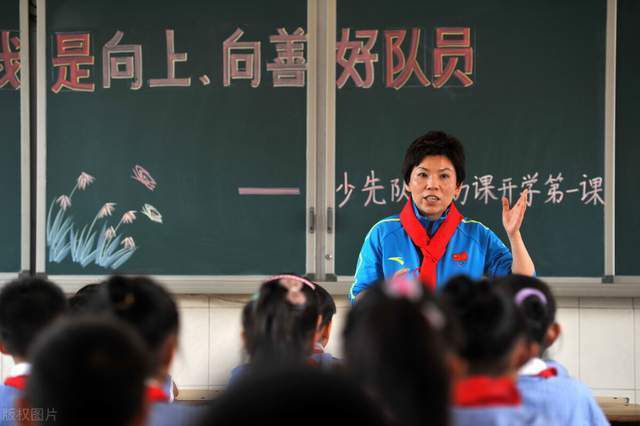 解放战争期间，国平易近党间谍杨师长教师潜进内蒙古某旗，与蒙奸吐斯勒格其诡计勾搭。与此同时，苏和和孟赫巴特尔奉共产党的指派，赶赴该区成立平易近主政权。孟赫巴特尔的mm乌云碧勒格和道尔基王爷的牧马人顿得布是一对情人，他俩正筹办举行亲事，却遭到王爷的阻止。在坏人调拨下，顿得布误以为苏和粉碎他的亲事，并由此狐疑孟赫巴特尔变节了本身的平易近族。杨师长教师与吐斯勒格其伺机鼓动王爷软禁苏和，并公然颁布发表反共。苏和掉臂小我安危，光亮磊落地向王爷和泛博牧平易近宣扬共产党的平易近族政策，博得了牧平易近的信赖，并稳住了王爷。苏和又以救护顿得布母亲的现实步履，消弭了顿得布的曲解。以后，顿得布目击杨师长教师戏辱未婚妻乌云碧勒格的情形，弄清了蒙奸与间谍狼狈勾搭的本相，起头完全觉悟。此时，仇敌的勾当加重，草原危机四伏。孟赫巴特尔在往向上级要求援兵的途中遇害，苏和的生命也遭到严重要挟。顿得布闻讯赶往苏和处，具体陈述...